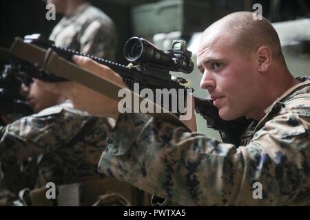 A bordo della USS ASHLAND (LSD 48), l'Oceano Pacifico (20 giugno 2017) - Lance Cpl. Hayden Grote, un fante con India Company, battaglione atterraggio squadra, 3° Battaglione, 5 Marines, 31 Marine Expeditionary Unit, luoghi in durante la non-live fire Close Quarter tattica della formazione a bordo della USS Ashland (LSD 48) mentre è in corso nell'Oceano Pacifico, 20 giugno 2017. Marines con India Company treno regolarmente per migliorare la loro comprensione e capacità in combattimento a distanza ravvicinata. India Company, il raid meccanizzata company per la trentunesima MEU, specializzata in sbarchi anfibio in assalto veicoli anfibi. Foto Stock