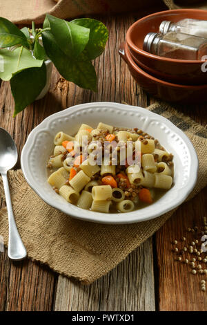 Pasta con le lenticchie e carote - primo piano Foto Stock