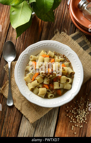 Pasta con le lenticchie e carote - primo piano Foto Stock
