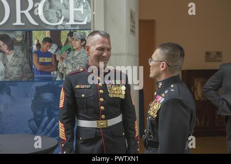 Stati Uniti Marine Corps Brig. Gen. William H. Seely, direttore dell Ufficio di Marine Corps parla di comunicazione con Sgt. Il Mag. Matthew Hackett, sergente maggiore, caserma marini Washington durante un tramonto parade ricevimento in donne in servizio militare per l'America Memorial, Arlington, Virginia, 20 giugno 2017. Sunset parate sono tenuti come mezzo di onorare gli alti funzionari, illustri cittadini e sostenitori del Marine Corps. Foto Stock