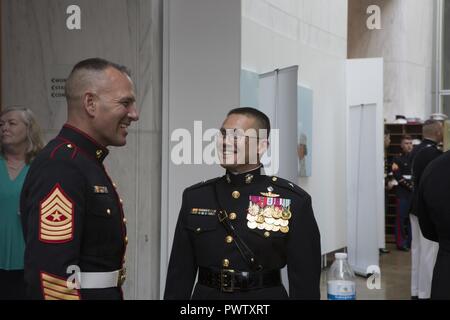 Stati Uniti Marine Corps Brig. Gen. William H. Seely, direttore dell Ufficio di Marine Corps parla di comunicazione con Sgt. Il Mag. Matthew Hackett, sergente maggiore, caserma marini Washington durante un tramonto parade ricevimento in donne in servizio militare per l'America Memorial, Arlington, Virginia, 20 giugno 2017. Sunset parate sono tenuti come mezzo di onorare gli alti funzionari, illustri cittadini e sostenitori del Marine Corps. Foto Stock