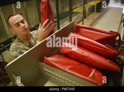 Il personale Sgt. Christopher Mills 437th Operations Support Squadron, equipaggi apparecchiature di volo artigiano e flightline centro di lavoro NCO in carica, posti passeggero kit demo in una unità di memorizzazione a base comune, Charleston S.C., 22 giugno. Passeggero kit demo fornire equipaggi iscritti con un salvagente e passeggero di emergenza sistema di ossigeno. Avieri assegnato alla 437th OSS volo AFE garantire che gli equipaggi degli aeromobili equipaggiamenti compresi elmetti, maschere ad ossigeno, zattere di salvataggio e paracadute sono pronto e sicuro per gli equipaggi degli aeromobili ai membri di operare. Foto Stock