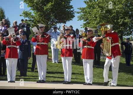 Marines con gli Stati Uniti Banda di marino marini, caserma di Washington D.C., eseguire ballate musicali durante il funerale di Capt. Arthur J. Jackson all'Idaho stato cimitero dei veterani di Boise, Idaho, 22 giugno 2017. Jackson ha ricevuto la medaglia di onore per il suo "One-Man assalto" da single-handedly uccidere 50 soldati giapponesi e il silenziamento di una dozzina di scatole di pillola durante la II Guerra Mondiale La Battaglia di Peleliu. Egli fu messo a riposo dopo il passaggio di distanza sulla bandiera giorno il 14 giugno 2017. (Ufficiale DEGLI STATI UNITI Marine Corps Foto Stock