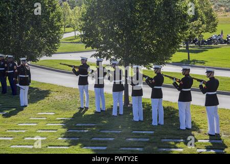 Marines con la società Alfa partito di sparo, caserma marini di Washington D.C., eseguire il rendering di una pistola 21 Salute durante il funerale di Capt. Arthur J. Jackson all'Idaho stato cimitero dei veterani di Boise, Idaho, 22 giugno 2017. Jackson ha ricevuto la medaglia di onore per il suo "One-Man assalto" da single-handedly uccidere 50 soldati giapponesi e il silenziamento di una dozzina di scatole di pillola durante la II Guerra Mondiale La Battaglia di Peleliu. Egli fu messo a riposo dopo il passaggio di distanza sulla bandiera giorno il 14 giugno 2017. (Ufficiale DEGLI STATI UNITI Marine Corps Foto Stock