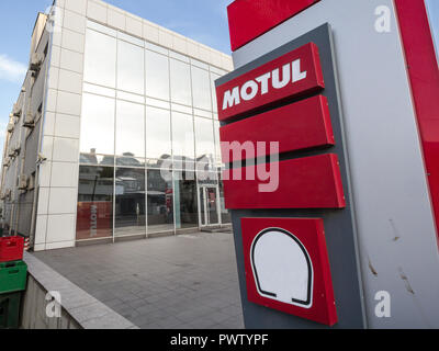 Belgrado, Serbia - 14 ottobre 2018: Motul logo sul loro rivenditore per la Serbia. Motul è un marchio francese di olio motore e lubrificanti per automobili e m Foto Stock