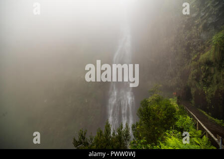 Vista della grande cascata in 25 fontes levade a piedi Foto Stock