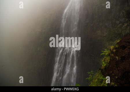 Vista della grande cascata in 25 fontes levade a piedi Foto Stock