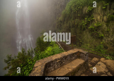 Vista della grande cascata in 25 fontes levade a piedi Foto Stock