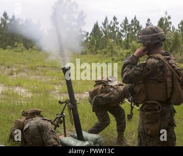 Pfc. Alexander Sapp incendi a M821 round di mortaio durante un evento di formazione di Camp Lejeune, Carolina del Nord, 21 giugno 2017. La due giorni di esercizio del campo è stato trattenuto per abilitare i marines della seconda aria Naval spari Liaison Azienda per affinare nei call-per-il-fuoco quelle abilità che sono necessarie per completare le missioni che si possono affrontare anche all'estero. Sapp è un mortarman con 1° Battaglione, 6° Reggimento Marine. Foto Stock