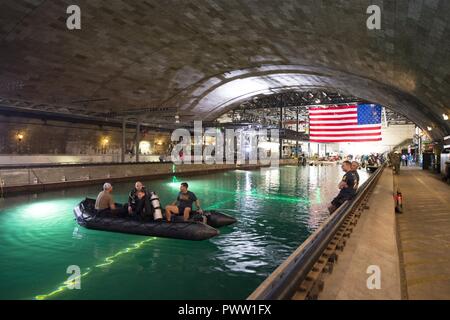 Velisti assegnati a Navy Experimental Diving Unit (NEDU) in stand by per assistere al David Taylor Model Basin durante il XIV International Human-Powered sommergibile gare (ISR) a superficie navale Warfare Center, Carderock Division in West Bethesda, Md., 28 giugno 2017. NEDU e supporto di dive-marittimi qualificati nella regione della capitale nazionale stanno contribuendo a garantire una sicurezza di concorrenza tra gli studenti a Carderock racing uomo-powered sommergibili hanno progettato e costruito per l'evento biennale è sponsorizzato dalla Fondazione per la subacquea di ricerca e istruzione e viene considerato la capstone ev Foto Stock