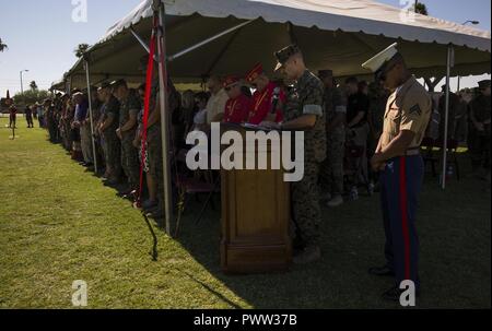 Stati Uniti Navy Cmdr. David Slater, il Marine Corps Air Station Yuma, Ariz., cappellano del comando, dà l invocazione durante l'ICM Yuma Modifica del comando cerimonia di premiazione che si terrà presso il campo di parata Martedì, 27 giugno 2017. Durante la cerimonia, Col. Ricardo Martinez, in uscita il comandante, rinunciato il suo comando al Col. David A. Suggs, che sopraggiungono il comandante. Foto Stock