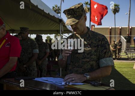 Stati Uniti Navy Cmdr. David Slater, il Marine Corps Air Station Yuma, Ariz., cappellano del comando, dà l invocazione durante l'ICM Yuma Modifica del comando cerimonia di premiazione che si terrà presso il campo di parata Martedì, 27 giugno 2017. Durante la cerimonia, Col. Ricardo Martinez, in uscita il comandante, rinunciato il suo comando al Col. David A. Suggs, che sopraggiungono il comandante. Foto Stock