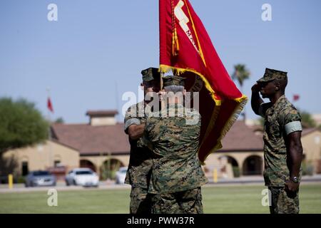 Stati Uniti Marine Corps Col. Ricardo Martinez, Marine Corps Air Station Yuma outgoing comandante, passa i colori per la imminente comandante, Col. David A. Suggs durante il loro cambiamento di cerimonia di comando a MCAS Yuma, Ariz., 27 giugno 2017. Foto Stock