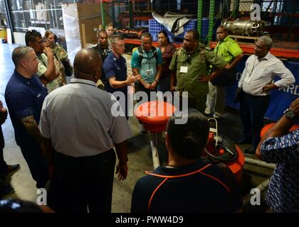 Lt. Timothy Jones dalla Coast Guard quattordicesimo distretto Response Team di consulenza, mostra i rappresentanti di otto isola del Pacifico unite una nave di opportunità la scrematura del sistema durante un'Oceania Oil Spill Response workshop presso la Guardia Costiera Honolulu Base, 28 giugno 2017. L' ordine del giorno è stato costruito per fornire ai partecipanti con i vari punti di vista dalla Coast Guard, Dipartimento della Difesa e Industria un insight per sviluppare e affinare le proprie capacità. Foto Stock