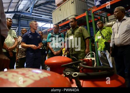 Lt. Timothy Jones dalla Coast Guard quattordicesimo distretto Response Team di consulenza, mostra i rappresentanti di otto isola del Pacifico unite una nave di opportunità la scrematura del sistema durante un'Oceania Oil Spill Response workshop presso la Guardia Costiera Honolulu Base, 28 giugno 2017. L' ordine del giorno è stato costruito per fornire ai partecipanti con i vari punti di vista dalla Coast Guard, Dipartimento della Difesa e Industria un insight per sviluppare e affinare le proprie capacità. Foto Stock