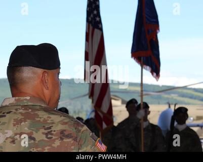 Negli Stati Uniti in arrivo Esercito Alaska Aviation Task Force Commander Col. Glen Heape osserva le sue truppe 29 Giugno presso il cambiamento UATF del comando a Fort Wainwright, Alaska. Foto Stock