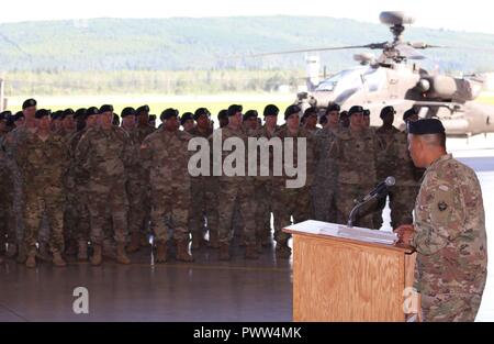 Negli Stati Uniti in arrivo Esercito Alaska Aviation Task Force Commander Col. Glen Heape risolve il "Arctic Falchi" e USARAK e Fort Wainwright leadership per la prima volta il 29 giugno presso il cambiamento UATF del comando a Fort Wainwright, Alaska. Foto Stock