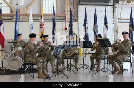 Stati Uniti Esercito Alaska 9 della banda dell'esercito suona "l'esercito Song" in onore di NEGLI STATI UNITI in arrivo Esercito Alaska Aviation Task Force Commander Col. Glen Heape 29 Giugno a Fort Wainwright, Alaska. Foto Stock