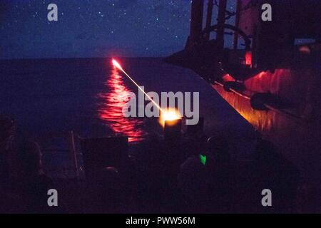 Acque di Guam (27 giugno 2017) marinai fire un M2HB .calibro 50 mitragliatrice durante un'esercitazione a fuoco a bordo della Ticonderoga-class guidato-missili cruiser USS Princeton (CG 59). Princeton è attualmente su un periodo in corso nel 7 ° flotta area di operazioni. Gli Stati Uniti Marina ha pattugliato il Indo-Asia-Pacifico di routine per più di 70 anni regionale di promozione della pace e della sicurezza. ( Foto Stock