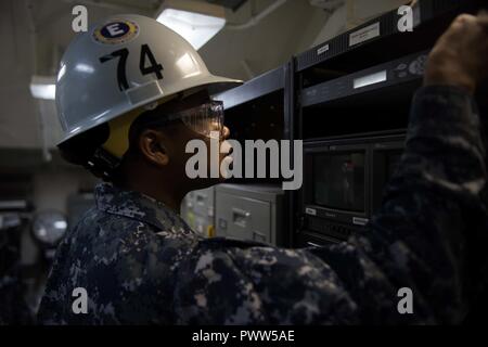 BREMERTON, Washington (28 giugno 2017) interni elettricista di comunicazioni di terza classe Trisha Strachan, da Orlando, ispeziona un segnale proveniente da un ricevitore satellitare a bordo della USS John C. Stennis' (CVN 74) dell'equipaggio. John C. Stennis sta conducendo una prevista disponibilità incrementale (PIA) a Puget Sound Naval Shipyard e Manutenzione intermedia Facility, durante il quale la nave sta subendo una manutenzione pianificata e aggiornamenti. ( Foto Stock