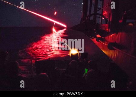 Acque di Guam (27 giugno 2017) marinai fire un M2HB .calibro 50 mitragliatrice durante un'esercitazione a fuoco a bordo della Ticonderoga-class guidato-missili cruiser USS Princeton (CG 59). Princeton è attualmente su un periodo in corso nel 7 ° flotta area di operazioni. Gli Stati Uniti Marina ha pattugliato il Indo-Asia-Pacifico di routine per più di 70 anni regionale di promozione della pace e della sicurezza. ( Foto Stock