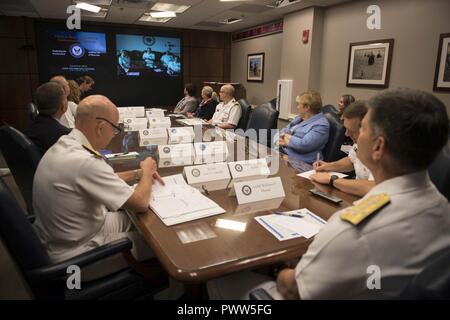 WASHINGTON (Jun., 27 2017) Vice Capo di operazioni navali (VCNO) Adm. Bill Moran ospita il CNO è premi ambientali al Pentagono tramite un video teleconferenza con i destinatari del premio a più siti remoti. Moran riconosciuto 30 vincitori del premio per la loro gestione responsabile delle risorse ambientali e le iniziative innovatrici in corrispondenza dei rispettivi comandi. ( Foto Stock