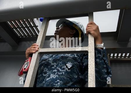 BREMERTON, Washington (28 giugno 2017) le comunicazioni interne elettricista marinaio Brittany Williams, da ventinove Palms California, sale una scala su uno di USS John C. Stennis' (CVN 74) passerelle durante la manutenzione di preformatura su un ricevitore satellitare.John C. Stennis sta conducendo una prevista disponibilità incrementale (PIA) a Puget Sound Naval Shipyard e Manutenzione intermedia Facility, durante il quale la nave sta subendo una manutenzione pianificata e aggiornamenti. ( Foto Stock