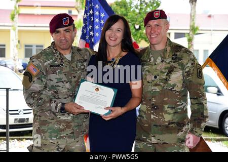 La sig.ra Kelly McGinnis di Arnold (centro), Moglie del Ten. Col. Michael P. Wagner (a destra), il comandante uscente 1° Battaglione 503rd Reggimento di Fanteria, 173rd Brigata Aerea, riceve da Col. Gregorio K. Anderson (sinistra), comandante del 173rd Brigata Aerea, condottieri Award per il servizio pubblico, durante la modifica del comando cerimonia alla Caserma C. Ederle a Vicenza, Italia Giugno 29, 2017. Il 173rd Brigata Aerea, con sede in Vicenza, Italia, è l'esercito di contingenza Forza di risposta in Europa ed è in grado di proiettare le forze per condurre la piena gamma delle operazioni militari in tutto il Regno Stat Foto Stock