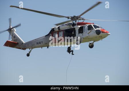OAK HARBOR, nello Stato di Washington (24 giugno 2017) velisti assegnati alla Naval Air Station Whidbey Island (NASWI) Operazioni di ricerca e salvataggio veloce-corda da un MH-60 Nighthawk elicottero durante una base open house a NASWI's Ault Campo in Oak Harbor, Washington. La quarta base annuale open house è stato un oppourtunity per il pubblico di informazioni sulle passate, attuali e future operazioni presso la Marina è solo la stazione di aria nel nord-ovest del Pacifico e celebrare il settimo anniversario della base di creazione. ( Foto Stock