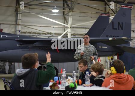 Un aviatore assegnato alla 48th Manutenzione Attrezzature campi squadrone domande da parte di studenti da selvagge Lodge scuola durante una gita di Royal Air Force Lakenheath, Inghilterra, 28 giugno. Durante il viaggio, gli studenti hanno chiesto libertà aviatori domande circa la vita militare e hanno avuto la possibilità di visualizzare un F-15E Strike Eagle da vicino. Foto Stock