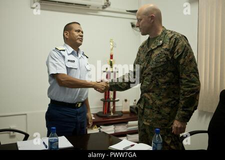 Stati Uniti Marine Col. Michael V. Samarov, il comandante di scopo speciale Air-Ground Marine Task Force - Comando Sud, scuote le mani con il Belize Coast Guard Ammiraglio John A. Borland, comandante del Belize Coast Guard, presso il Ministero della Difesa in Belmopan Belize, 20 giugno 2017. Samarov si è incontrato con diversi leader chiave durante la sua pratica di diversi paesi in America centrale in cui SPMAGTF-SC è operativo. Foto Stock