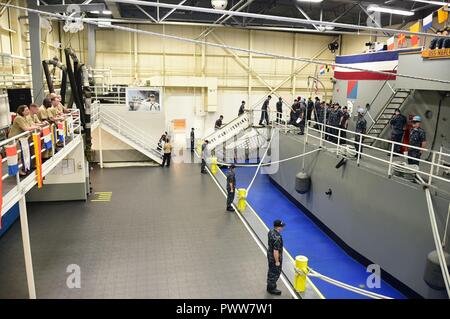 Grandi laghi, Ill. (29 giugno 2017) Capo di operazioni navali (CNO) Adm. John Richardson osserva la linea di formazione di manipolazione a bordo della USS Marlinspike marinaio Trainer ad assumere il comando di formazione nei Grandi Laghi, Ill. CNO e Master Chief Sottufficiali della Marina Steven Giordano ha girato la RTC strutture, fra cui la marina più grande simulatore Trayer USS (BST 21), un 210-piedi-lunga replica di un Arleigh Burke-class missile distruttore. ( Foto Stock