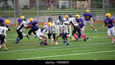 Orso Bianco di alta scuola calcio runner deve affrontare la forte opposizione da parte di un potenziale Cretin-Durham Hall affrontare. St Paul Minnesota MN USA Foto Stock