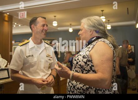 CHICAGO (Luglio 01, 2017) - Capo di operazioni navali Adm. John M. Richardson, saluta esercito pensionato Col. Jennifer Pritzker, al 2017 guerriero reception giochi ospitati da il Pritzker museo militare e libreria.DoD Warrior giochi sono un evento annuale permettendo di feriti e ammalati e feriti i membri del servizio e i veterani di competere in Paralympic-style sport tra cui tiro con l'arco, ciclismo, campo, tiro, seduta pallavolo, piscina, pista e basket in carrozzella. Foto Stock