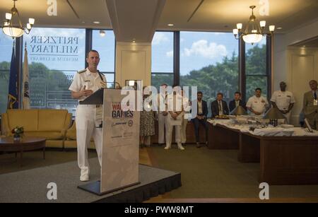 CHICAGO (Luglio 01, 2017) - Capo di operazioni navali Adm. John M. Richardson, parla al 2017 guerriero reception giochi ospitati da il Pritzker museo militare e biblioteca. Il DoD Warrior giochi sono un evento annuale permettendo di feriti e ammalati e feriti i membri del servizio e i veterani di competere in Paralympic-style sport tra cui tiro con l'arco, ciclismo, campo, tiro, seduta pallavolo, piscina, pista e basket in carrozzella. Foto Stock