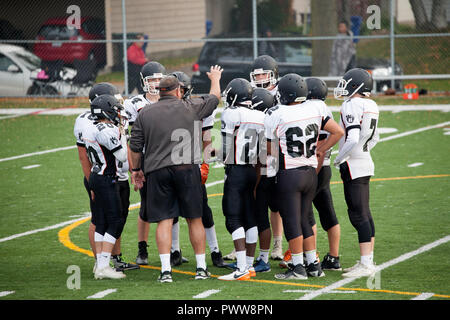 Coach parlando e istruendo Orso Bianco di alta scuola calcio team durante il tempo di gioco. St Paul Minnesota MN USA Foto Stock