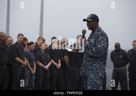 Mare Arabico (Luglio 1, 2017) DEGLI STATI UNITI Comandante della marina Timoteo R. Carter parla di Marines e marinai durante un giorno di indipendenza rispetto a bordo della USS Carter Hall (LSD 50), 1 luglio 2017. Ventiquattresimo Marine Expeditionary Unit è attualmente distribuito negli Stati Uniti Quinta Flotta area di operazioni a sostegno della sicurezza marittima operazioni destinate a rassicurare gli alleati e partner e preservare la libertà di navigazione e il libero flusso di commercio nella regione. Foto Stock