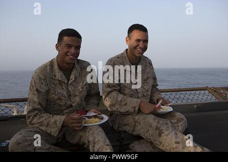 Mare Arabico (Luglio 1, 2017) Marines divertirsi mentre si celebra a bordo della USS Carter hall (LSD 50), 1 luglio 2017, durante un giorno di indipendenza di acciaio picnic sulla spiaggia. Il ventiquattresimo Marine Expeditionary Unit è attualmente distribuito negli Stati Uniti Quinta Flotta area di operazioni a sostegno della sicurezza marittima operazioni destinate a rassicurare gli alleati e partner e preservare la libertà di navigazione e il libero flusso di commercio nella regione. Foto Stock