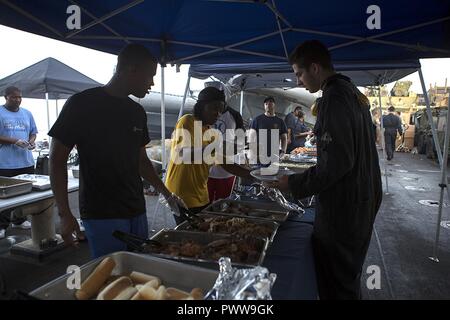 Mare Arabico (Luglio 1, 2017) Marines e marinai divertirsi mentre si celebra a bordo della USS Carter hall (LSD 50), 1 luglio 2017, durante un giorno di indipendenza di acciaio picnic sulla spiaggia. Il ventiquattresimo Marine Expeditionary Unit è attualmente distribuito negli Stati Uniti Quinta Flotta area di operazioni a sostegno della sicurezza marittima operazioni destinate a rassicurare gli alleati e partner e preservare la libertà di navigazione e il libero flusso di commercio nella regione. Foto Stock