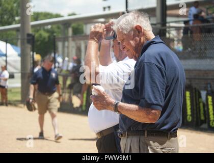 NORFOLK (30 giugno 2017) Edward William Robinson, un pensionato MLB player e veterano della Seconda guerra mondiale, guarda un baseball prima che egli compie il primo passo durante il Navy World Series rifà Softball partita al campo McClure. La Marina World Series rifà softball gioco è organizzata per commemorare il centenario della Naval Staton Norfolk. ( Foto Stock