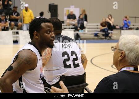 Stati Uniti Esercito personale veterano Sgt. Charles Hightower, Fayetteville, N.C. attende istruzioni da basket in carrozzella coach Rodney Williams durante una partita il 1 luglio presso il McCormick Place Convention Center di Chicago, Ill. a 2017 del Dipartimento della Difesa giochi guerriero. Il DOD Warrior giochi sono una adaptive competizione sportiva per i feriti e ammalati e feriti i membri del servizio e i veterani. Circa 265 atleti che rappresentano il team di esercito, Marine Corps, Marina, Air Force, il Comando Operazioni Speciali, Regno Unito le Forze Armate e la Australian Defence Force gareggerà 30 Giugno - Luglio 8 in arco Foto Stock