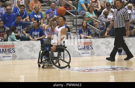 Stati Uniti Il Veterano dell'esercito Jhoonar Barrera, San Diego, CA, guarda a passare a un compagno di squadra durante l Esercito di squadra il basket in carrozzella match contro il Team Air Force, 1 Luglio presso il McCormick Place Convention Center di Chicago, Illinois, al 2017 del Dipartimento della Difesa giochi guerriero. Il DOD Warrior giochi sono una adaptive competizione sportiva per i feriti e ammalati e feriti i membri del servizio e i veterani. Circa 265 atleti che rappresentano il team di esercito, Marine Corps, Marina, Air Force, il Comando Operazioni Speciali, Regno Unito le Forze Armate e la Australian Defence Force gareggerà 30 Giugno - Luglio 8 in archer Foto Stock