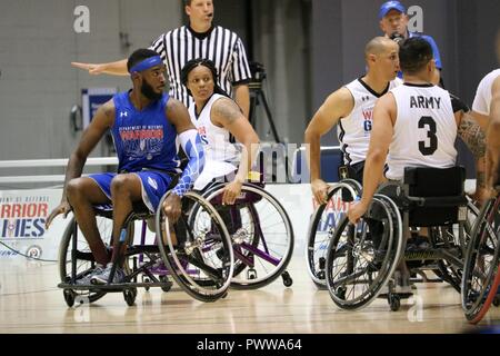 Stati Uniti Army Spc. Stephanie Morris, guerriero unità di transizione, Walter Reed Militare Nazionale Medical Center, tenta di trovare la sua strada per il cestello durante l Esercito di squadra il basket in carrozzella match contro il Team Air Force, 1 Luglio presso il McCormick Place Convention Center di Chicago, Illinois, al 2017 del Dipartimento della Difesa giochi guerriero. Il DOD Warrior giochi sono una adaptive competizione sportiva per i feriti e ammalati e feriti i membri del servizio e i veterani. Circa 265 atleti che rappresentano il team di esercito, Marine Corps, Marina, Air Force, il Comando Operazioni Speciali, Regno Unito le Forze Armate e il Au Foto Stock