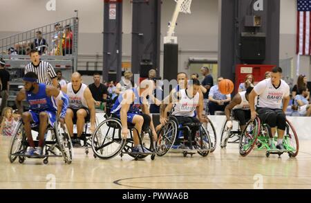 Stati Uniti Il Veterano dell'esercito Jhoonar Barrera, San Diego, CA, decolla verso il basso la corte durante l Esercito di squadra il basket in carrozzella match contro il Team Air Force, 1 Luglio presso il McCormick Place Convention Center di Chicago, Illinois, al 2017 del Dipartimento della Difesa giochi guerriero. Il DOD Warrior giochi sono una adaptive competizione sportiva per i feriti e ammalati e feriti i membri del servizio e i veterani. Circa 265 atleti che rappresentano il team di esercito, Marine Corps, Marina, Air Force, il Comando Operazioni Speciali, Regno Unito le Forze Armate e la Australian Defence Force gareggerà 30 Giugno - Luglio 8 nel tiro con l'arco, Foto Stock