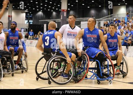 Stati Uniti Il Veterano dell'esercito Armando Gonzalez, San Antonio, Texas, guarda per camera in corsia durante l Esercito di squadra il basket in carrozzella match contro il Team Air Force, 1 Luglio presso il McCormick Place Convention Center di Chicago, Illinois, al 2017 del Dipartimento della Difesa giochi guerriero. Il DOD Warrior giochi sono una adaptive competizione sportiva per i feriti e ammalati e feriti i membri del servizio e i veterani. Circa 265 atleti che rappresentano il team di esercito, Marine Corps, Marina, Air Force, il Comando Operazioni Speciali, Regno Unito le Forze Armate e la Australian Defence Force gareggerà 30 Giugno - Luglio 8 in un Foto Stock