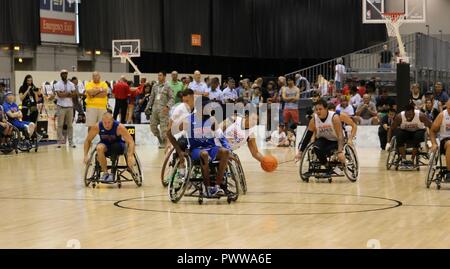 Stati Uniti Il Veterano dell'esercito Jhoonar Barrera, San Diego, CA, cerca il dribbling spazio durante l Esercito di squadra il basket in carrozzella match contro il Team Air Force, 1 Luglio presso il McCormick Place Convention Center di Chicago, Illinois, al 2017 del Dipartimento della Difesa giochi guerriero. Il DOD Warrior giochi sono una adaptive competizione sportiva per i feriti e ammalati e feriti i membri del servizio e i veterani. Circa 265 atleti che rappresentano il team di esercito, Marine Corps, Marina, Air Force, il Comando Operazioni Speciali, Regno Unito le Forze Armate e la Australian Defence Force gareggerà 30 Giugno - Luglio 8 nel tiro con l'arco, Foto Stock