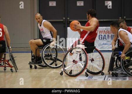 Stati Uniti Army Sgt. 1. Classe Earl Ohlinger, Hunter Army Airfield, savana, GA, si muove nel difendere un Team Marine Corps player durante l Esercito di squadra il basket in carrozzella gioco 1 Luglio presso il McCormick Place Convention Center di Chicago, Illinois, al 2017 del Dipartimento della Difesa giochi guerriero. Il DOD Warrior giochi sono una adaptive competizione sportiva per i feriti e ammalati e feriti i membri del servizio e i veterani. Circa 265 atleti che rappresentano il team di esercito, Marine Corps, Marina, Air Force, il Comando Operazioni Speciali, Regno Unito le Forze Armate e la Australian Defence Force dovrà competere Giugno 30 Foto Stock