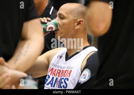 Stati Uniti Army Sgt. 1. Classe Earl Ohlinger, Hunter Army Airfield, savana, GA, rimane idratato durante un time out in Team esercito il basket in carrozzella partita contro la squadra Air Force 1 Luglio presso il McCormick Place Convention Center di Chicago, Illinois, al 2017 del Dipartimento della Difesa giochi guerriero. Il DOD Warrior giochi sono una adaptive competizione sportiva per i feriti e ammalati e feriti i membri del servizio e i veterani. Circa 265 atleti che rappresentano il team di esercito, Marine Corps, Marina, Air Force, il Comando Operazioni Speciali, Regno Unito le Forze Armate e la Australian Defence Force gareggerà J Foto Stock