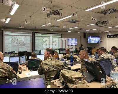 I soldati della guardia Cal 115del sostegno regionale monitor gruppo l'azione nella divisione Tactical Operations Center (DTOC) a Hohenfels Area Formazione, Germania, durante un esercizio di convalida per l'Arkansas Guardia Nazionale's 39th della brigata di fanteria combattere la squadra che si sta preparando a distribuire al Kosovo. La 115è nel ruolo della forza per il Kosovo comando superiore (HICON - COMKFOR) durante l'esercizio. Foto Stock