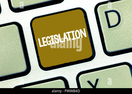 Conceptual la scrittura a mano che mostra la legislazione. Business photo presentazione di diritto o insieme di disposizioni legislative suggerita da un governo europeo. Foto Stock